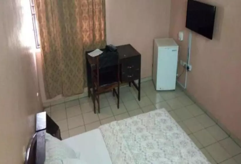 هتل Hail Henrietta