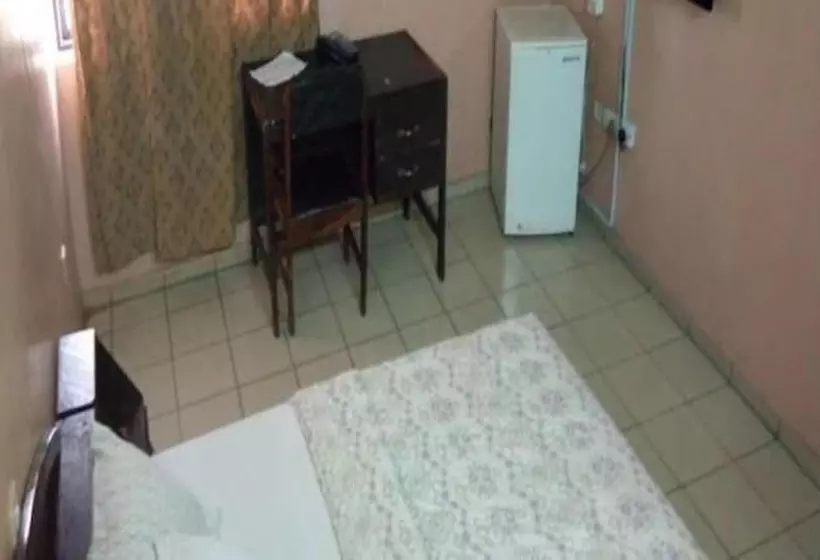 هتل Hail Henrietta