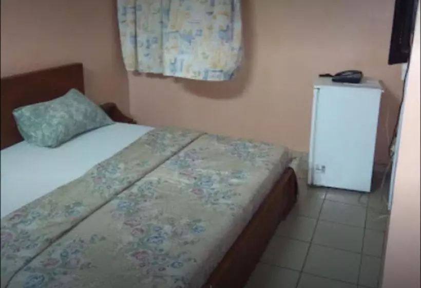 هتل Hail Henrietta