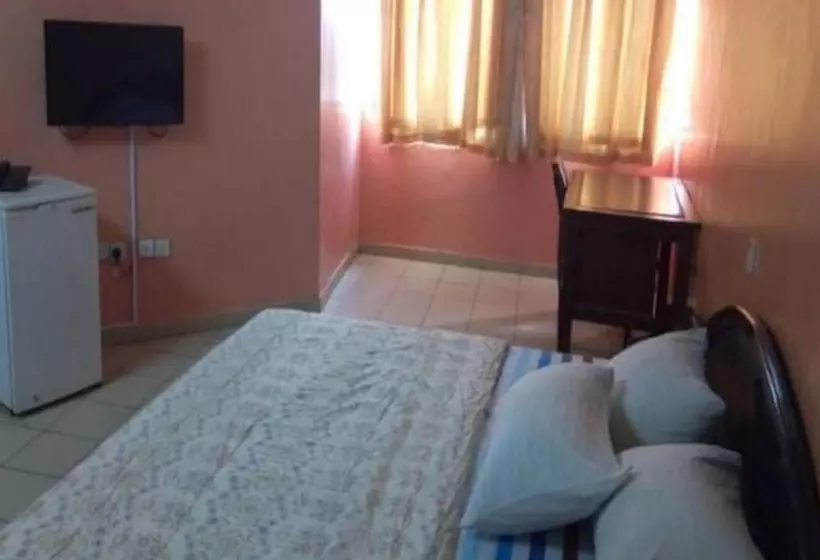 هتل Hail Henrietta