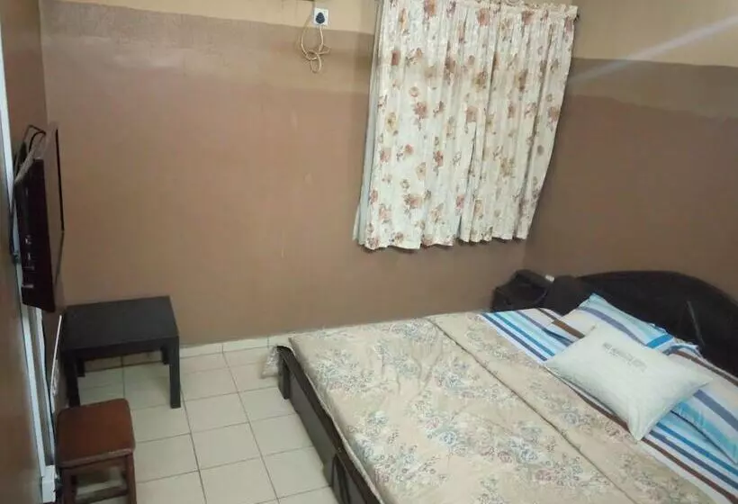 هتل Hail Henrietta