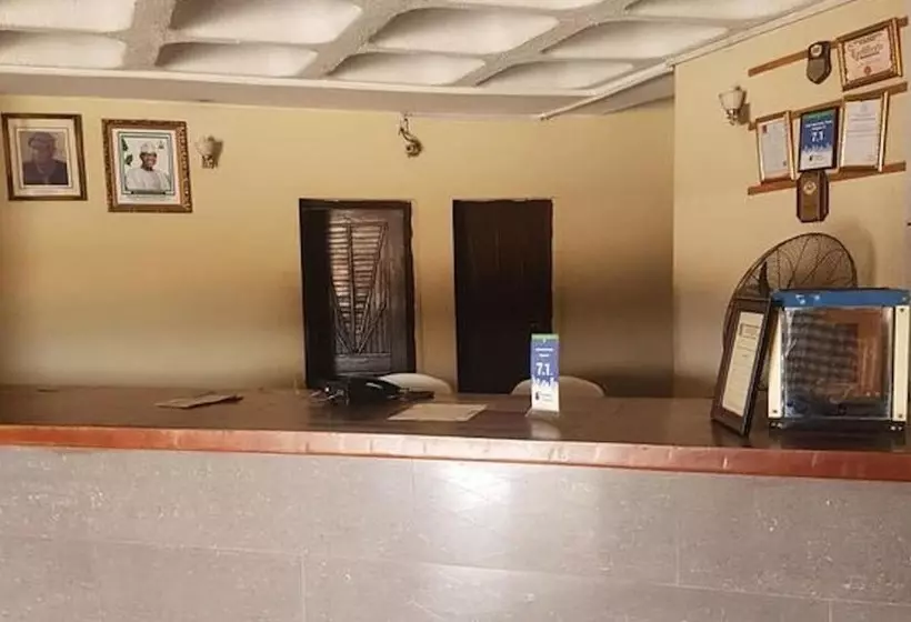 هتل Hail Henrietta