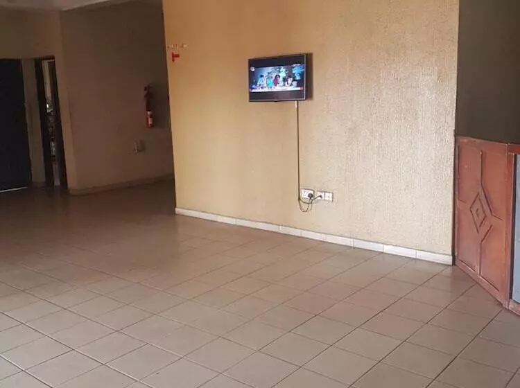 هتل Hail Henrietta