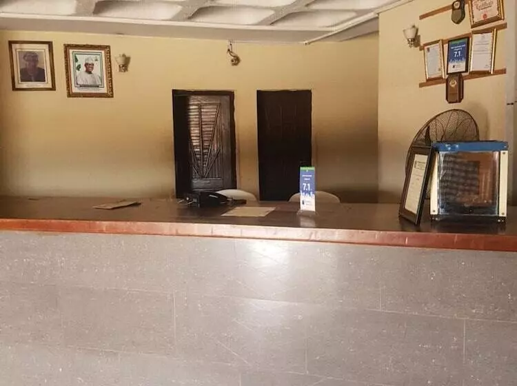 هتل Hail Henrietta