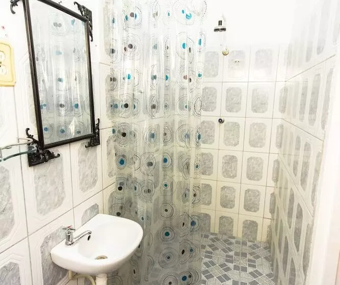 هتل Kanhai's Center Of Excellence