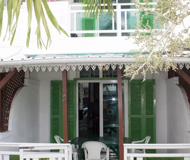 La Joliette Bungalow   Opposite Pereybere Beach