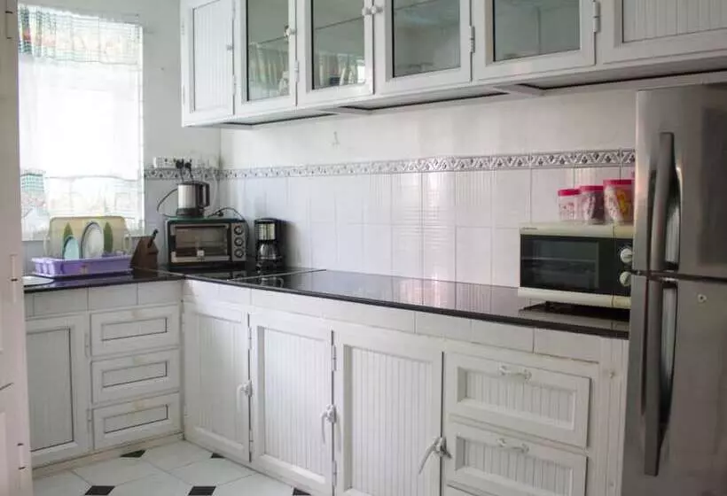 La Joliette Bungalow   Opposite Pereybere Beach