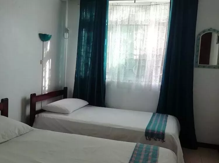 La Joliette Bungalow   Opposite Pereybere Beach