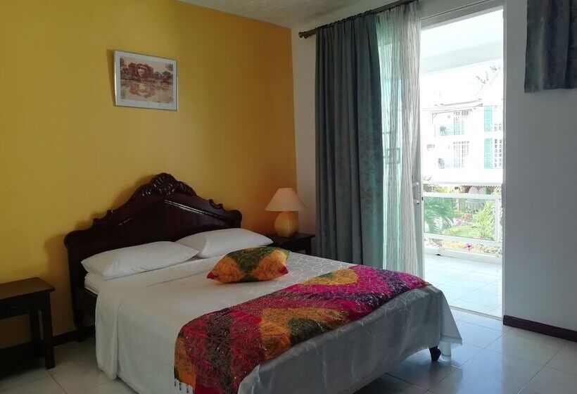 La Joliette Bungalow Opposite Pereybere Beach