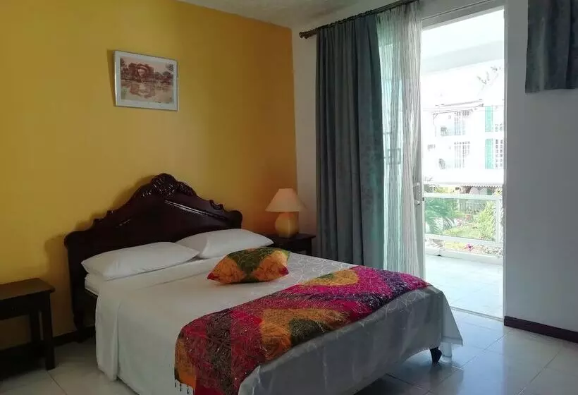 La Joliette Bungalow   Opposite Pereybere Beach