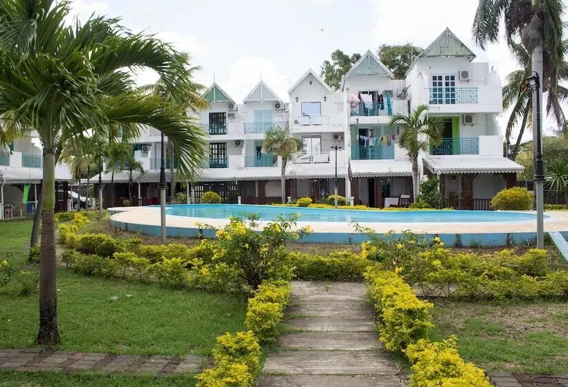 La Joliette Bungalow   Opposite Pereybere Beach