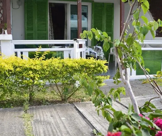 La Joliette Bungalow   Opposite Pereybere Beach