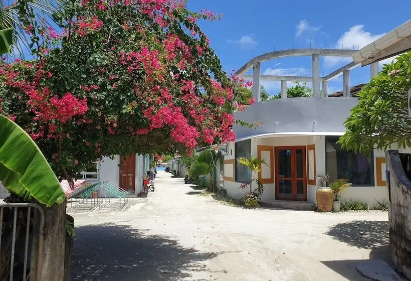 پانسیون Beach Heaven Maldives   Golden Turtle Guest House