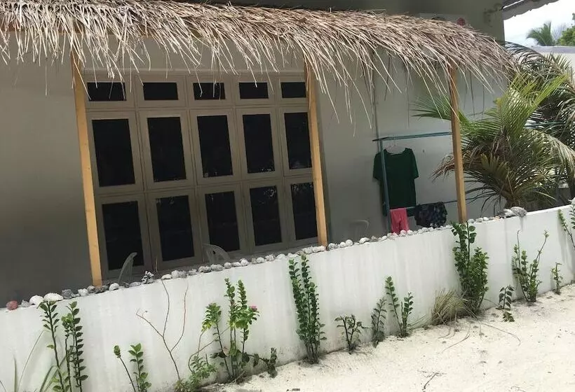 ペンション Beach Heaven Maldives   Golden Turtle Guest House