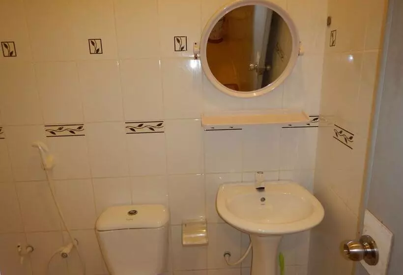 ペンション Beach Heaven Maldives   Golden Turtle Guest House