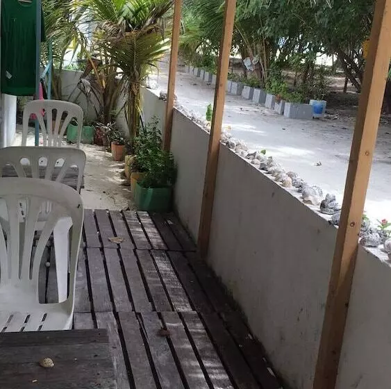 ペンション Beach Heaven Maldives   Golden Turtle Guest House