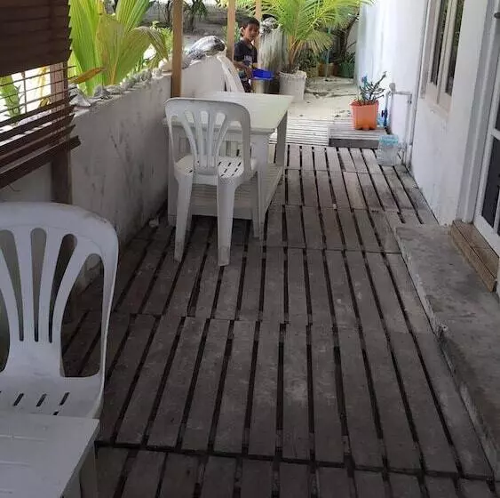 ペンション Beach Heaven Maldives   Golden Turtle Guest House