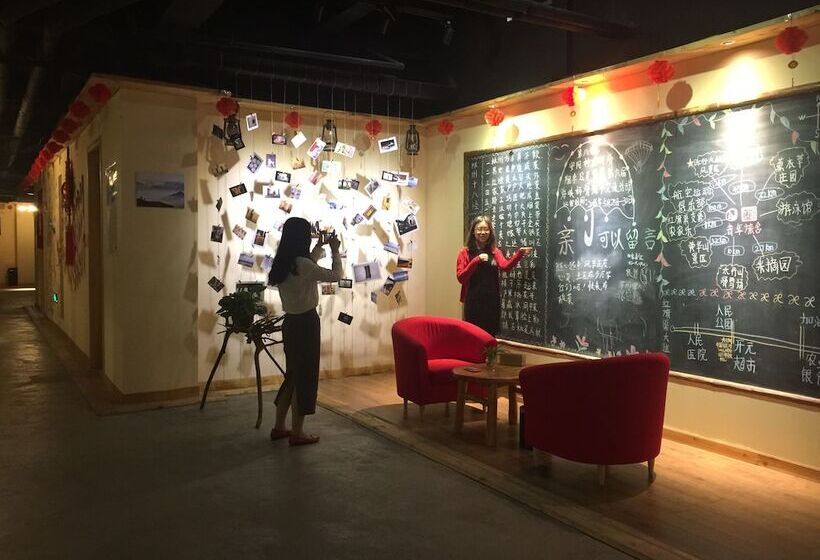 Red Flag Canal Intl Youth Hostel