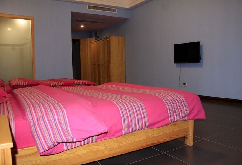 Red Flag Canal Intl Youth Hostel