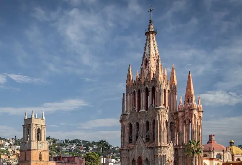 ホテル Crisol Frente A La Parroquia De San Miguel Arcángel