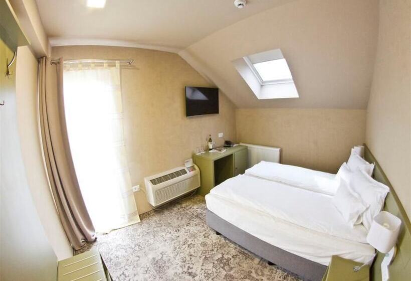 هتل Pensiunea Sarea N Bucate