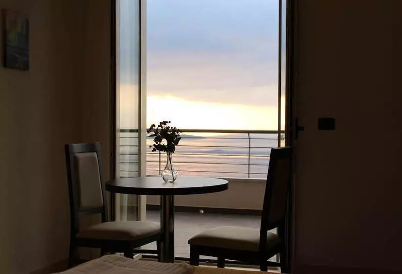 Retkeilymaja Miramare Scilla Gyh Luxury