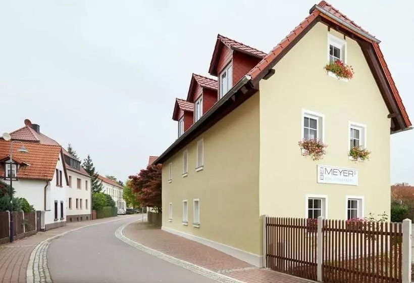 Majatalo Bei Meyers Schlafen & Feiern