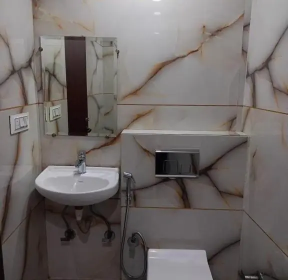 ホテル C G Newly Built 2 Mins From Connaught Place And Railway Station & 5 Mins From Vfs Shivaji Stadium Me