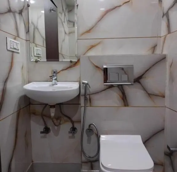ホテル C G Newly Built 2 Mins From Connaught Place And Railway Station & 5 Mins From Vfs Shivaji Stadium Me