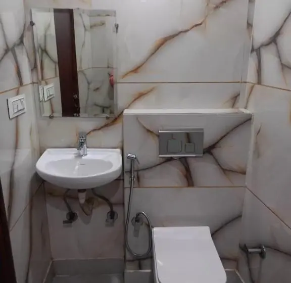 ホテル C G Newly Built 2 Mins From Connaught Place And Railway Station & 5 Mins From Vfs Shivaji Stadium Me