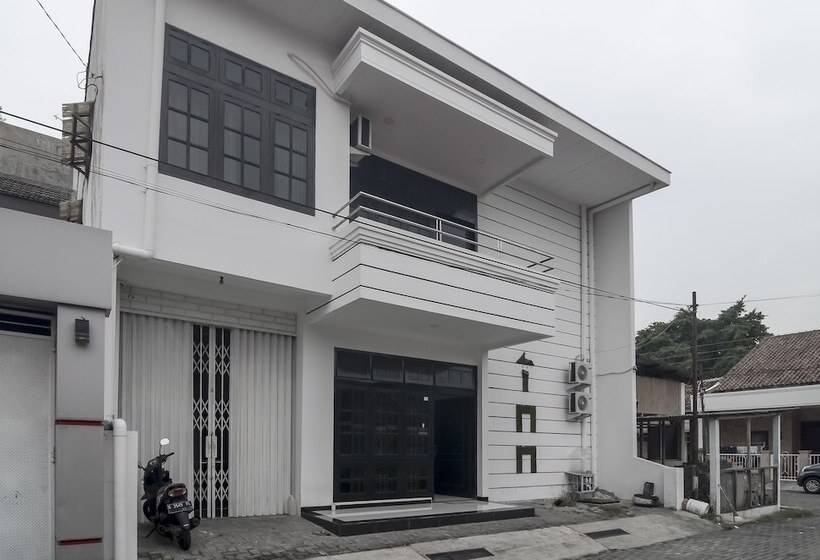 פנסיון Reddoorz Near Poncol Station