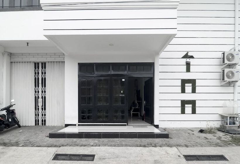 פנסיון Reddoorz Near Poncol Station