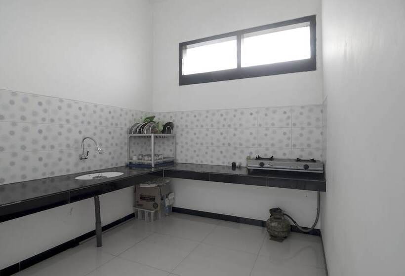 פנסיון Reddoorz Near Poncol Station