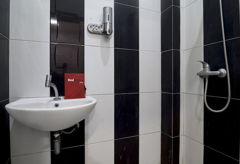 פנסיון Reddoorz Near Poncol Station