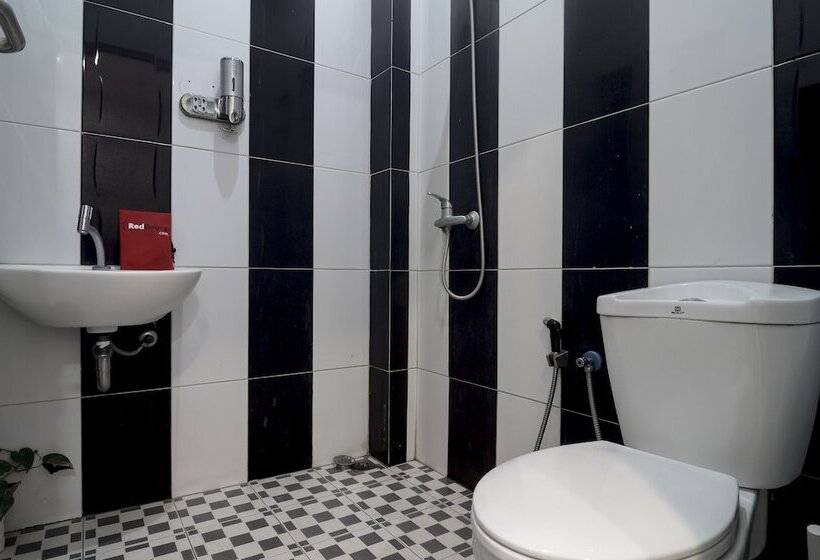 פנסיון Reddoorz Near Poncol Station