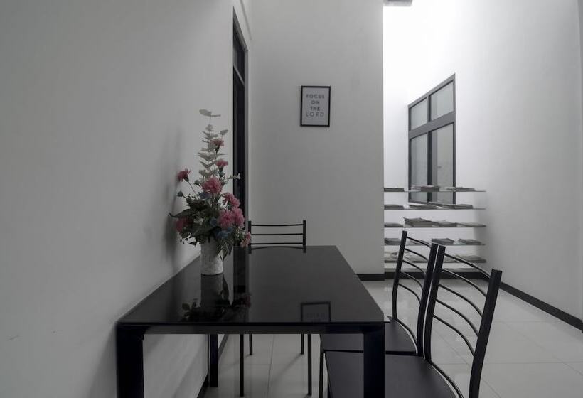 פנסיון Reddoorz Near Poncol Station