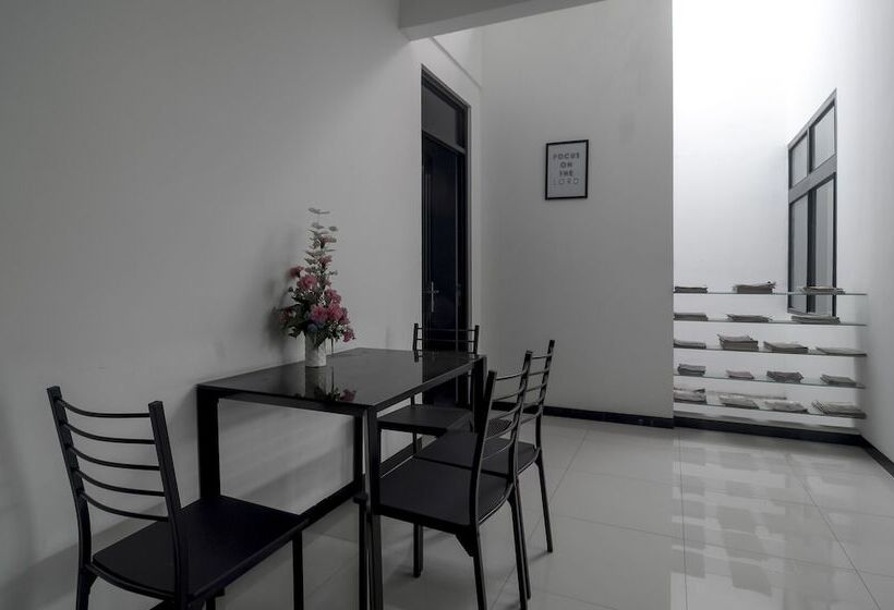 פנסיון Reddoorz Near Poncol Station