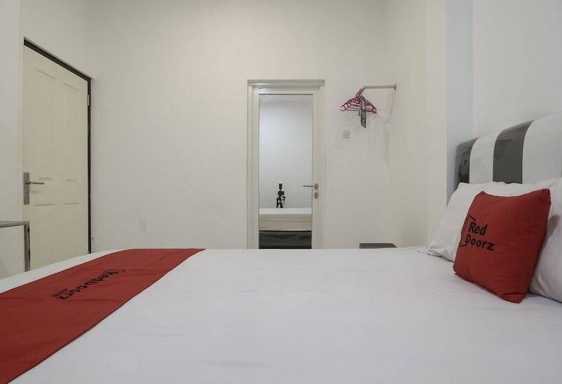 פנסיון Reddoorz Near Poncol Station