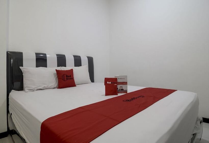 פנסיון Reddoorz Near Poncol Station