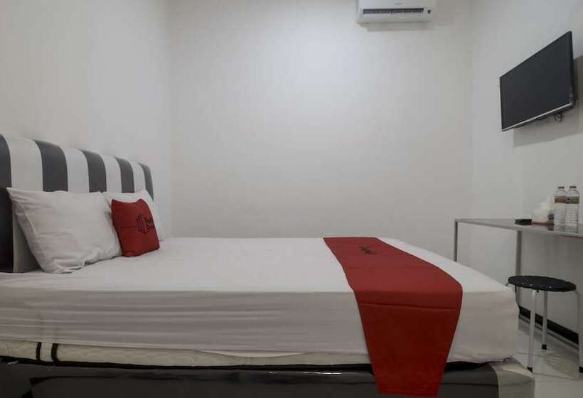 פנסיון Reddoorz Near Poncol Station