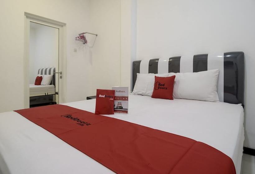 פנסיון Reddoorz Near Poncol Station