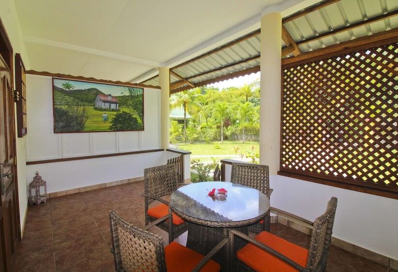 پانسیون Takamaka Green Village