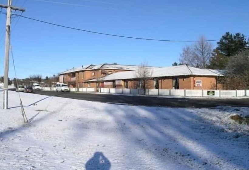 Snow Gate Motel And Apartments