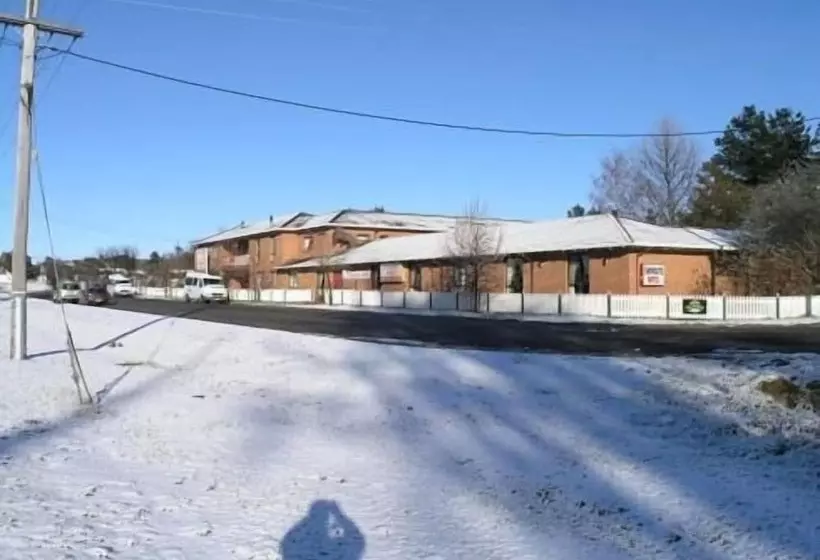 Snow Gate Motel And Apartments