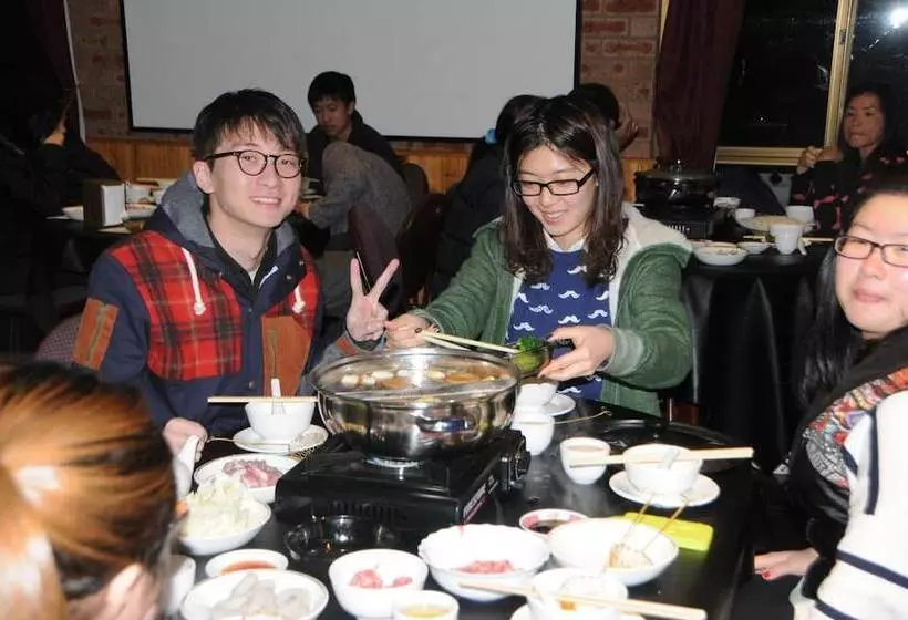 Snow Gate Motel And Apartments