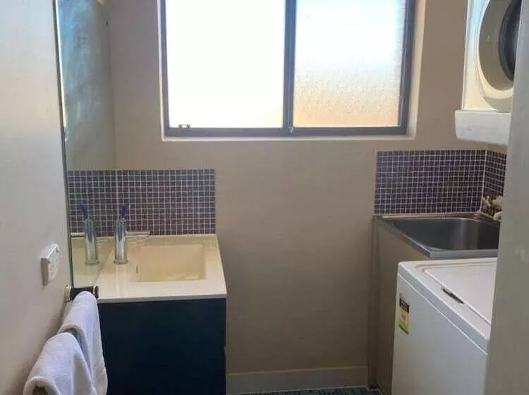 Snow Gate Motel And Apartments