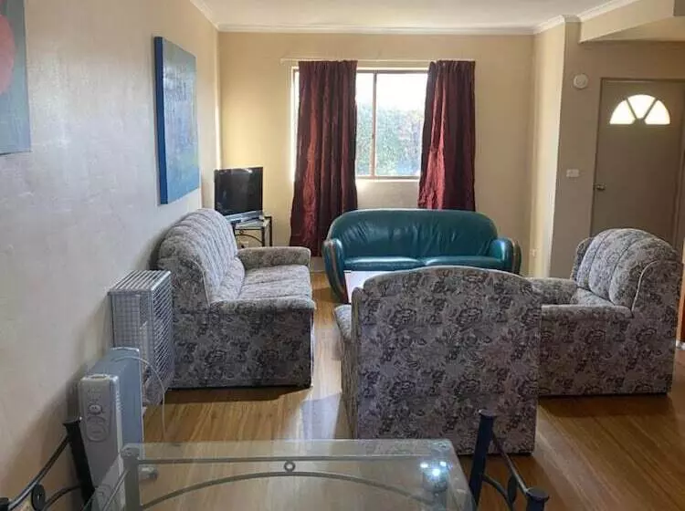 Snow Gate Motel And Apartments