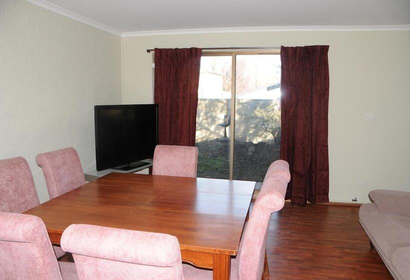 Snow Gate Motel And Apartments