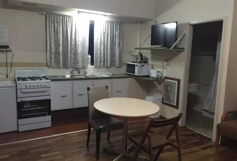 Snow Gate Motel And Apartments