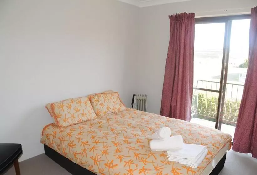 Snow Gate Motel And Apartments